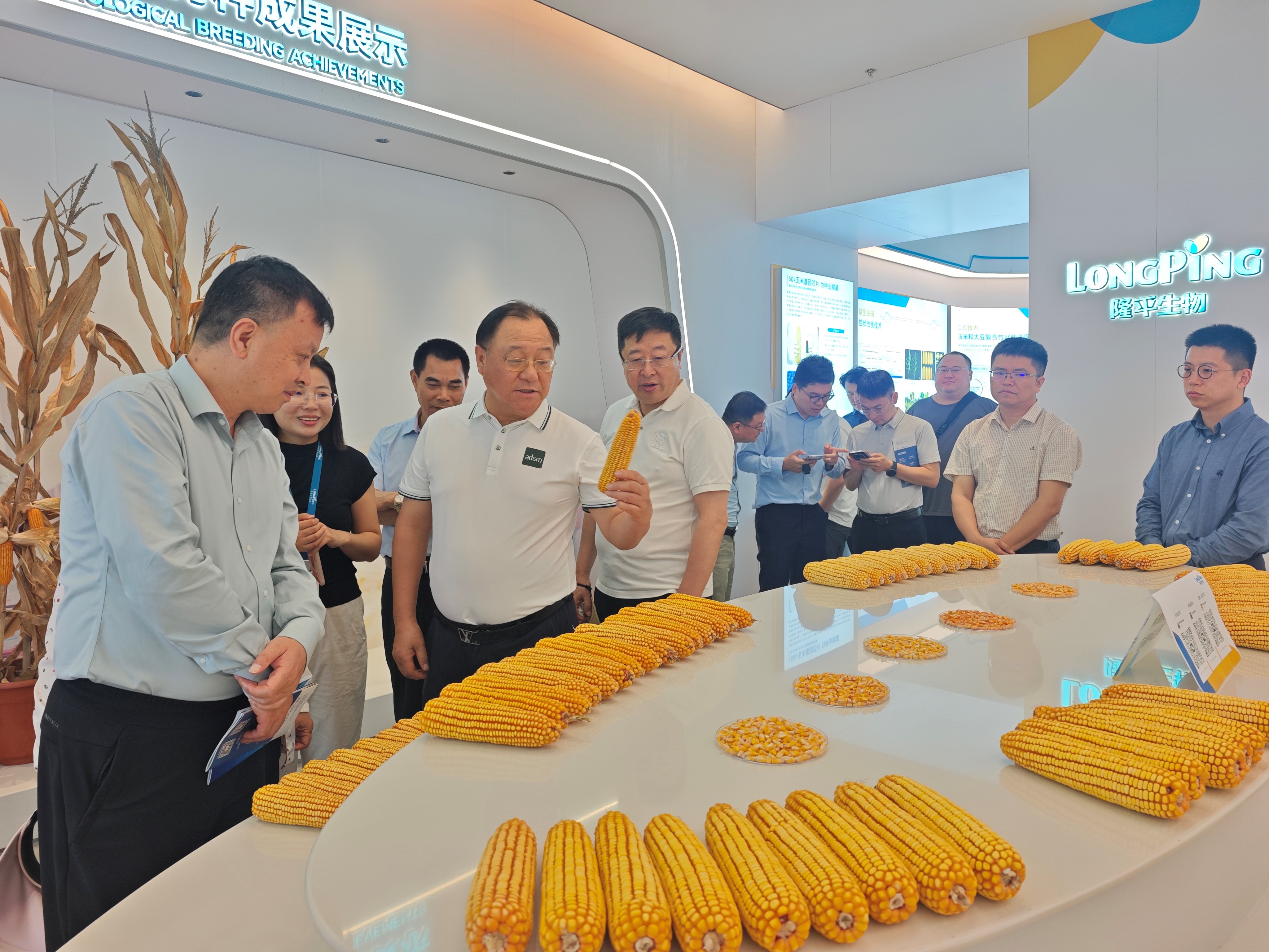 1775828867147905.jpg 4月5日,三亚市崖州区,港商参观考察崖州湾科技城高新区内的一家育种企业。张月和 摄.jpg