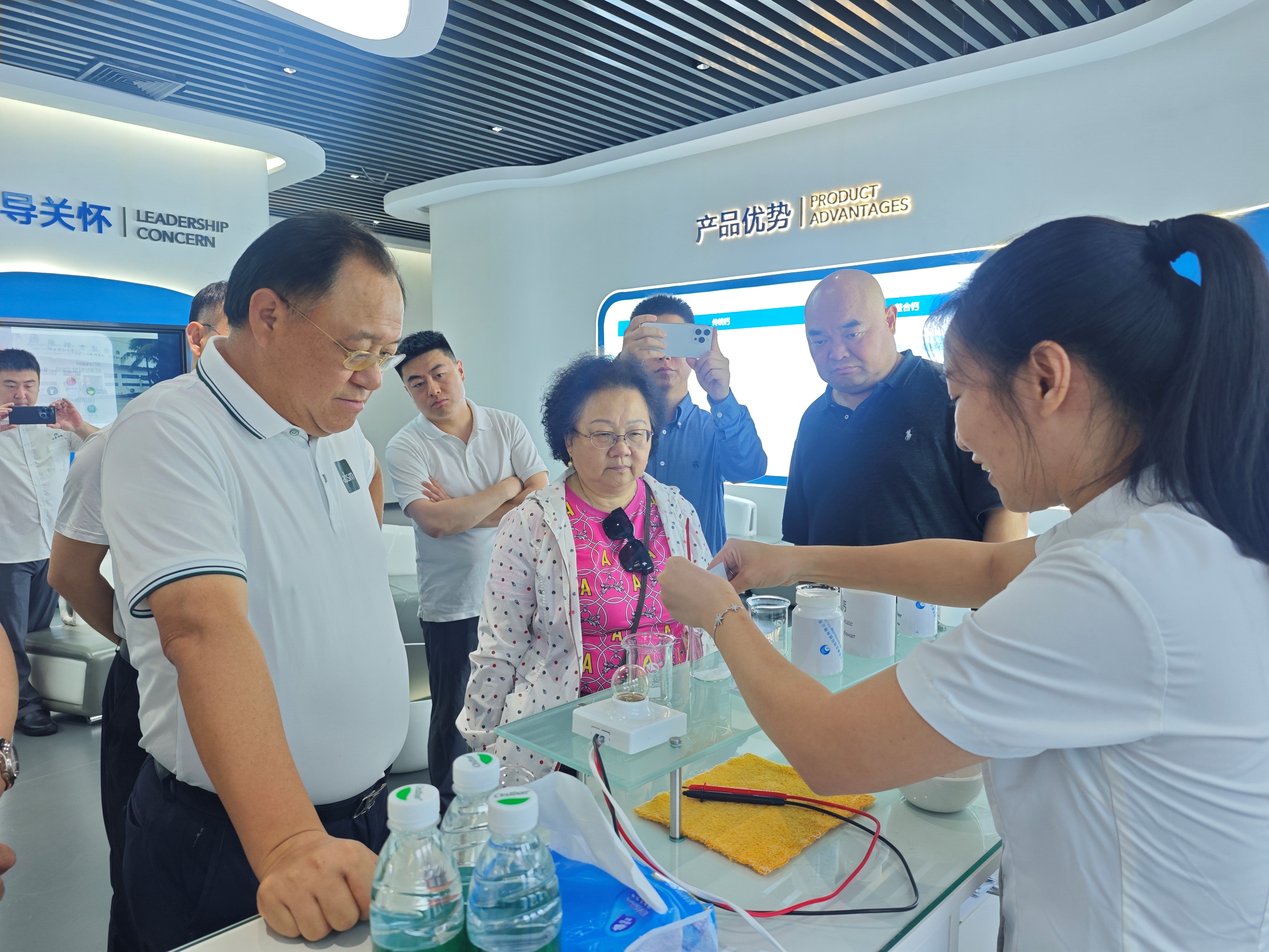 1775828927826222.jpg 4月5日,三亚市崖州区,港商参观考察崖州湾科技城高新区内的一家生物科技企业。张月和 摄.jpg