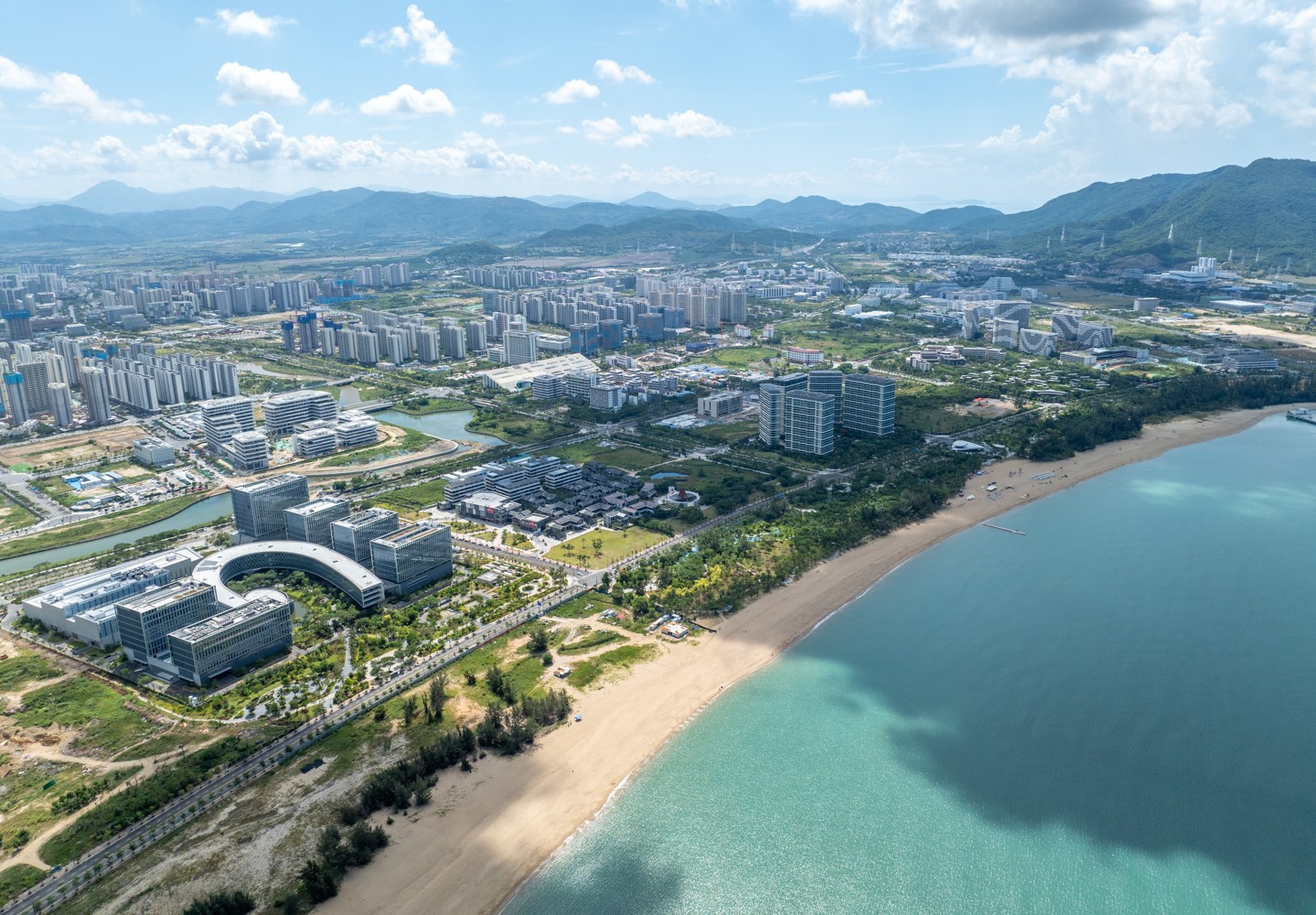 1775828991770528.jpg 图为航拍三亚崖州湾科技城高新区。骆云飞 摄.jpg